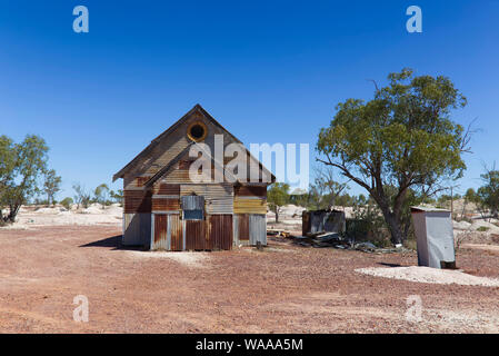 Il ferro corrugato chiesa fu costruita come parte della "Dea del 1967" film impostato in Lightning Ridge Nuovo Galles del Sud Australia Foto Stock