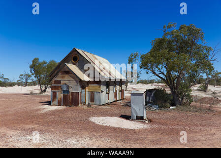 Il ferro corrugato chiesa fu costruita come parte della "Dea del 1967" film impostato in Lightning Ridge Nuovo Galles del Sud Australia Foto Stock