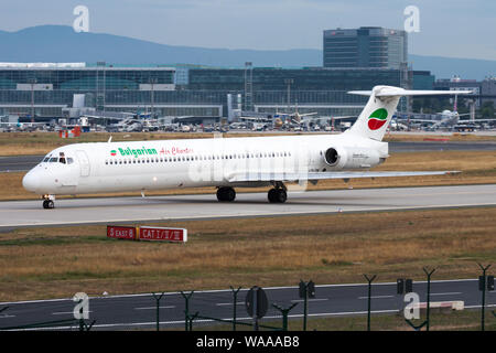 Francoforte / GERMANIA - Agosto 18, 2013: Bulgarian Air Charter MD-82 piano passeggero in rullaggio a Francoforte Aeroporto Foto Stock