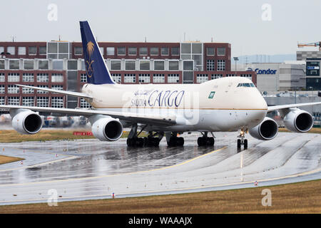 Francoforte / GERMANIA - Agosto 18, 2013: Saudia Cargo Boeing 747-8 HZ-A14 cargo aereo in rullaggio a Francoforte Aeroporto Foto Stock