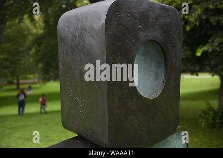 Barbara Hepworth - dettagli dalla famiglia di Man (1970) scultura. La famiglia dell'uomo (1970) è una bella rappresentazione di figure nel paesaggio Foto Stock