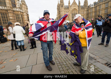 Due Pro Brexit il ripping dei sostenitori di una bandiera europea a un Pro Brexit protesta, al di fuori della Camera dei comuni, per contrassegnare il 5 mesi poiché il Regno Unito ha votato per Foto Stock