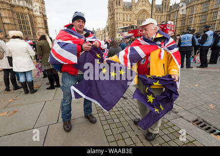 Due Pro Brexit il ripping dei sostenitori di una bandiera europea a un Pro Brexit protesta, al di fuori della Camera dei comuni, per contrassegnare il 5 mesi poiché il Regno Unito ha votato per Foto Stock