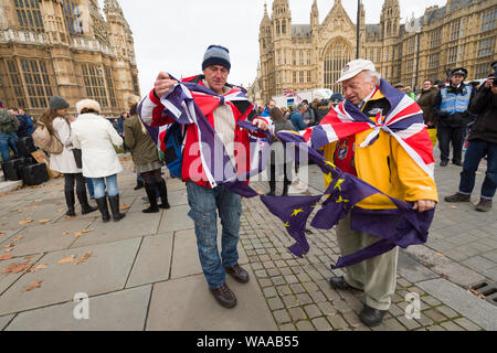 Due Pro Brexit il ripping dei sostenitori di una bandiera europea a un Pro Brexit protesta, al di fuori della Camera dei comuni, per contrassegnare il 5 mesi poiché il Regno Unito ha votato per Foto Stock