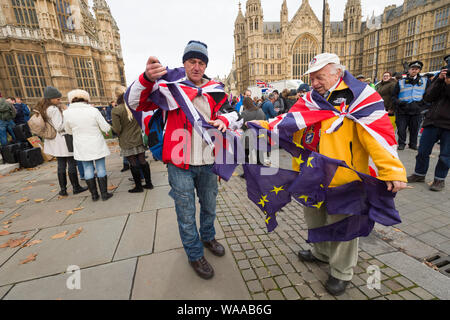 Due Pro Brexit il ripping dei sostenitori di una bandiera europea a un Pro Brexit protesta, al di fuori della Camera dei comuni, per contrassegnare il 5 mesi poiché il Regno Unito ha votato per Foto Stock