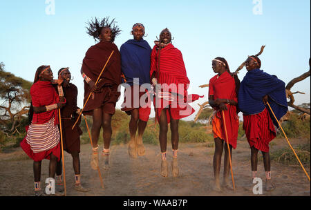 Jumping Guerrieri Maasai in una danza tradizionale in Loitoktok, Kenya. Foto Stock
