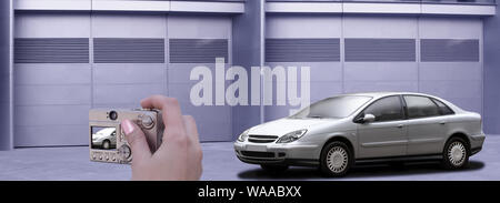 Femmina di fotografare un'auto berlina Foto Stock