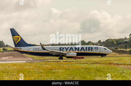 Aeroporto di Cork, Cork, Irlanda. 19 Agosto, 2019. Ryanair ha chiesto alla High Court per un ordine impedendo la sua base irlandese piloti di andare in sciopero questa settimana. Ryanair è in cerca di un provvedimento inibitorio impedendo il sindacato Forsa, che è la madre di unione IALPA, dal sorprendente per 48 ore a partire da mezzanotte il 22 agosto successivo in una controversia sulle condizioni retributive e lavorative. La Corte emetterà la sua decisione all'inizio di questa settimana. La figura mostra un Ryanair Boeing 737 tenuto spento per Londra Gatwick all aeroporto di Cork, Cork, Irlanda. Credito; David Creedon / Alamy Live News Foto Stock