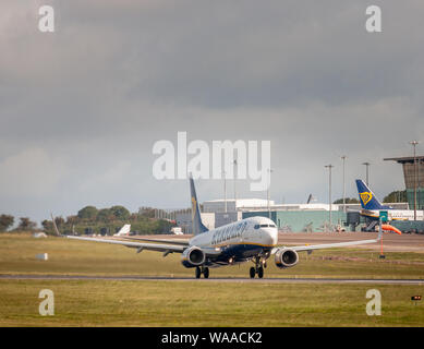 Aeroporto di Cork, Cork, Irlanda. 19 Agosto, 2019. Ryanair ha chiesto alla High Court per un ordine impedendo la sua base irlandese piloti di andare in sciopero questa settimana. Ryanair è in cerca di un provvedimento inibitorio impedendo il sindacato Forsa, che è la madre di unione IALPA, dal sorprendente per 48 ore a partire da mezzanotte il 22 agosto successivo in una controversia sulle condizioni retributive e lavorative. La Corte emetterà la sua decisione all'inizio di questa settimana. La figura mostra un Ryanair Boeing 737 tenuto spento per il faro a aeroporto di Cork, Cork, Irlanda. Credito; David Creedon / Alamy Live News Foto Stock