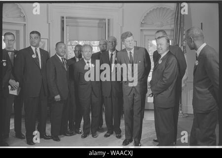 [ I diritti civili Leader incontrano con il Presidente John F. Kennedy all Ufficio Ovale della Casa Bianca dopo il mese di marzo su Washington, D.C. ]; Inglese: fotografia mostra (da sinistra a destra): Mathew Ahmann (National Catholic Conference per Interracial giustizia); Whitney giovani (Nazionale Leage urbano); Martin Luther King Jr. (SCLC); John Lewis (SNCC); il rabbino Joachim Prinz (American Jewish Congress); il Reverendo Eugene Carson Blake (Regno Chiesa Presbiteriana); A. Philip Randolph; il Presidente John F. Kennedy; Walter Reuther (leader laburista), con Vice Presidente Llyndon Johnson parzialmente visibile dietro di lui e Roy Wil Foto Stock