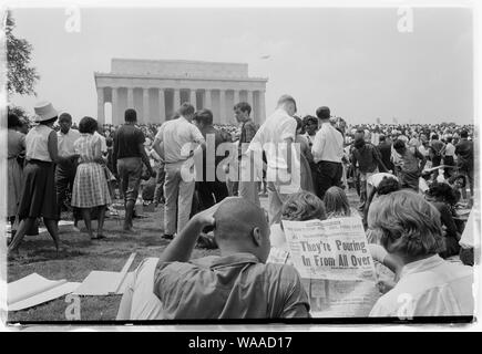 I diritti civili marzo su lavare[ington], D.C.; inglese: fotografia mostra una folla di afro-americani e bianchi per i motivi del Lincoln Memorial; due uomini in primo piano per leggere un giornale con il titolo: stanno versando in da tutto. Foto Stock