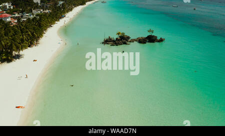 Spiaggia di sabbia bianca e di Willy rock con turisti e alberghi e barca a vela, vista aerea. Il Boracay, Filippine. Estate viaggi e concetto di vacanza. Foto Stock