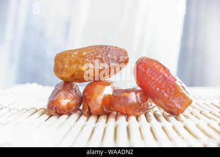 Gruppo di Phoenix di frutta sul tappetino di bambù, frutta secca data di Palm sul tappetino di bambù sfondo Foto Stock