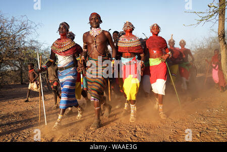 Samburu ballerini per partecipare ad una cerimonia di nozze in un villaggio nei pressi di arcieri Post, Kenya. Foto Stock