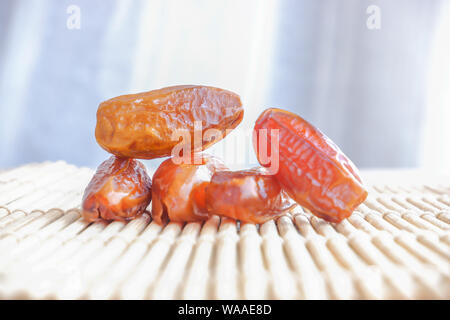 Gruppo di Phoenix di frutta sul tappetino di bambù, frutta secca data di Palm sul tappetino di bambù sfondo Foto Stock