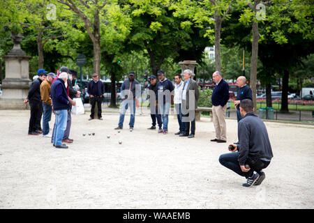 Gli uomini giocando a bocce a Parigi, Francia Foto Stock