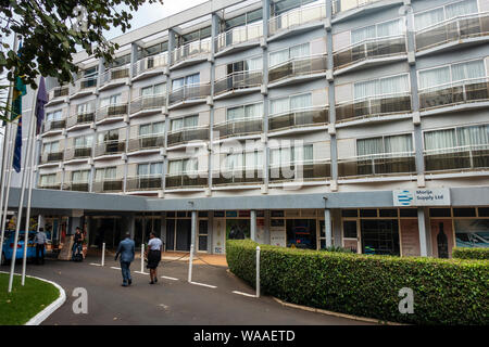 Ingresso principale all'Hôtel des Mille Collines reso famoso dal film "Hotel Ruanda" circa il 1994 Genocidio Ruandese - Kigali, Ruanda, Africa orientale Foto Stock