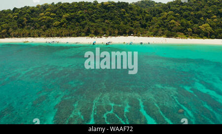 Paesaggio tropicale: spiaggia di sabbia con palme e le acque turchesi della barriera corallina vista dall'alto, Puka shell beach. Il Boracay, Filippine. Seascape con spiaggia sull isola tropicale. Estate viaggi e concetto di vacanza. Foto Stock