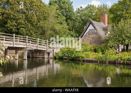 Cottage di ponte sul fiume Stour presso il National Trust è Flatford Mill reso famoso dalla artista John Constable 1776 -1837, Suffolk, Inghilterra, Regno Unito Foto Stock