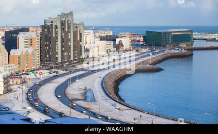 Reykjavik, Islanda - 4 Aprile 2017: Coastal cityscape di Reykjavik, la città capitale di Islanda di giorno Foto Stock