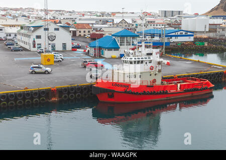 Reykjavik, Islanda - 6 Aprile 2017: Rosso rimorchiatore sta ormeggiata nel porto di Vestmannaeyjar isola Foto Stock