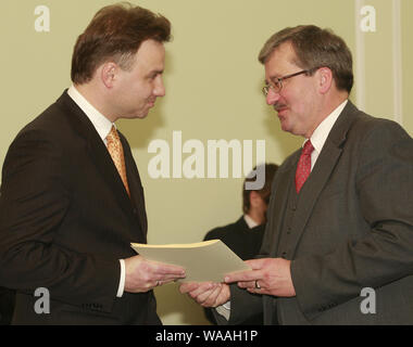 Novembre 27, 2007 Varsavia, Polonia. Nella foto: Andrzej Duda e Bronislaw Komorowski Foto Stock