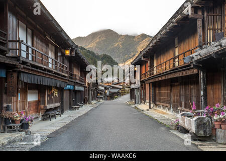 Tramonto a Tsumago, un tradizionale post-città lungo la vecchia strada Nakasendo a Nagano, Giappone Foto Stock