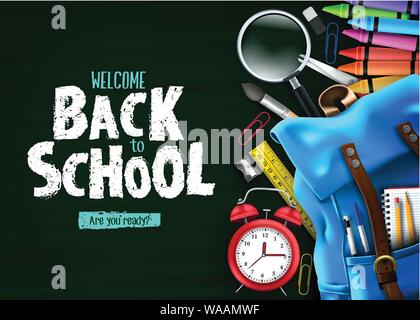 Si torna a scuola in verde sullo sfondo della lavagna Banner con Zaino Blu e forniture scolastiche come notebook, penne, matite, colori, Righello e ingrandimento Illustrazione Vettoriale