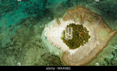 Concetto di viaggio: sabbiosa spiaggia su una piccola isola da Coral reef atoll dal di sopra. Isola Guyam, Filippine, Siargao. Estate viaggi e concetto di vacanza. Foto Stock