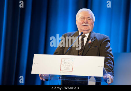 Ottobre 21, 2013 Summit Mondiale dei premi Nobel per la pace" nel Palazzo della Cultura e della scienza. Tredicesimo vertice mondiale dei Premi Nobel per la Pace" si svolge a Varsavia tra il 21 e il 23 ottobre 2013 sotto il tema "stand in solidarietà per la pace - è il momento di agire". Nella foto: Lech Walesa (Presidente della Polonia tra il 1990 e il 1995, Premio Nobel nel 1983) Foto Stock