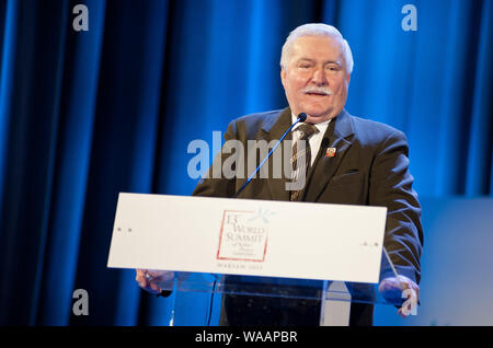 Ottobre 21, 2013 Summit Mondiale dei premi Nobel per la pace" nel Palazzo della Cultura e della scienza. Tredicesimo vertice mondiale dei Premi Nobel per la Pace" si svolge a Varsavia tra il 21 e il 23 ottobre 2013 sotto il tema "stand in solidarietà per la pace - è il momento di agire". Nella foto: Lech Walesa (Presidente della Polonia tra il 1990 e il 1995, Premio Nobel nel 1983) Foto Stock