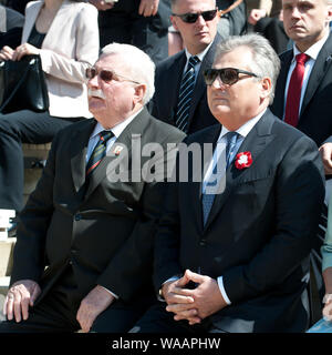 0Maggio 1, 2014, Varsavia, Polonia. Decimo anniversario di adesione della Polonia all'Unione europea. Nella foto: Aleksander Kwasniewski, Lech Walesa (Presidente della Polonia tra il 1990 e il 1995, Premio Nobel nel 1983) Foto Stock