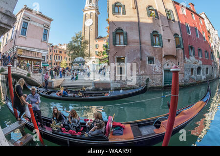 Venezia, Italia - Sep 30, 2018: Campo S.S. Apostoli e Chiesa Cattolica Parrocchiale dei Santi Apostoli Foto Stock