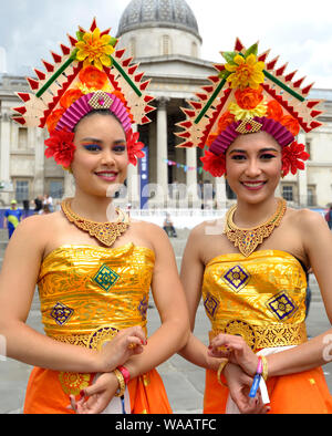 Londra, Regno Unito. Sostenitori in costume tradizionale degli indonesiani di Cricket in Trafalgar Square e la Coppa del Mondo di cricket Fan Zone prima della Coppa del Mondo fin Foto Stock