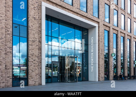 Il Portiere edificio è un moderno edificio che sorge di fronte alla stazione ferroviaria di Slough, Berkshire, Regno Unito Foto Stock