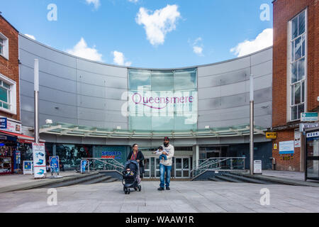 Il Queensmere Shopping Center su High Street a Slough, Berkshire, Regno Unito Foto Stock