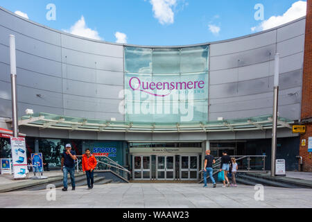 Il Queensmere Shopping Center su High Street a Slough, Berkshire, Regno Unito Foto Stock