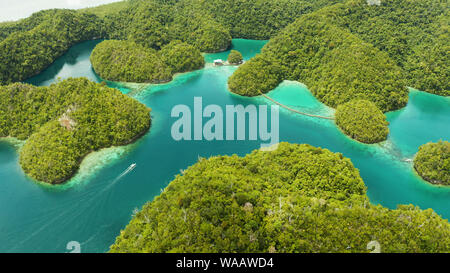 Cove e la laguna blu tra le piccole isole coperte di foresta pluviale. Sugba laguna, Siargao, Filippine. Estate viaggi e concetto di vacanza. Foto Stock
