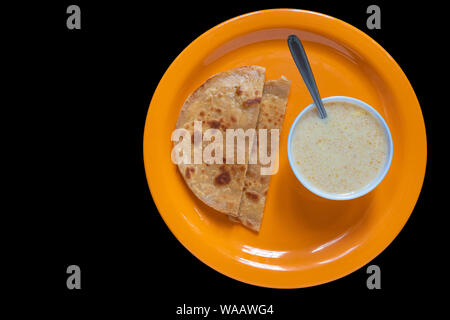 Uovo Paratha con Dalia o Daliya, cereali cibo sapere come bulgur cotto nel latte servita con uova Ripiene Paratha o indiani pane farcito con uovo fritto o Foto Stock
