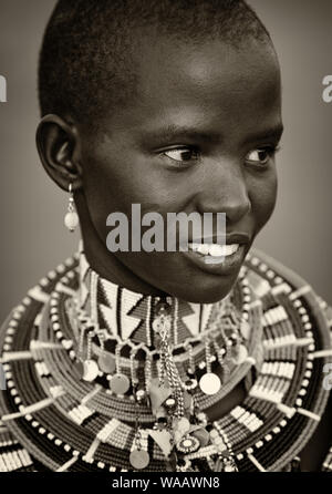 Giovane bella donna Masai con collana tradizionale comporta per un ritratto in Loitoktok, Kenya. Foto Stock