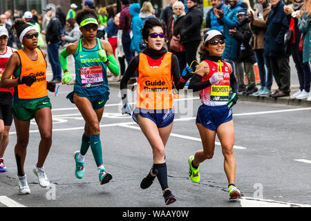 Inghilterra, London, London Marathon 2019, Giapponese Non Vedenti Runner Misato Michishita, 30075274 Foto Stock