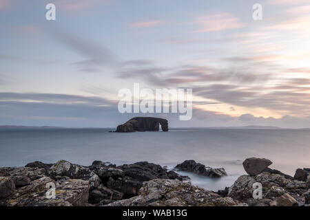 Una lunga esposizione del 'Dore Holm' (Acqua potabile cavallo island), vicino a Spiaggia di Stenness in Shetland Foto Stock