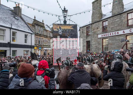 Il 2019 annuncio per la Up Helly Aa festival nel mercato Croce a Lerwick, Shetland Foto Stock