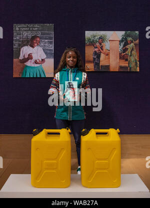 Bonhams, New Bond Street, Londra, Regno Unito. 19 agosto 2019. Il calciatore Eniola Aluko, un grande sostenitore di arte contemporanea africana, visite Bonhams a vedere opere dal African Art department. / Nigeriano calciatore britannico Eniola Aluko è stata incappucciata 102 volte per l'Inghilterra, è un editorialista del Guardian, e lancia la sua autobiografia, pubblicato da pinguino, a Bonhams il 29 agosto. Credito: Malcolm Park/Alamy Live News Foto Stock