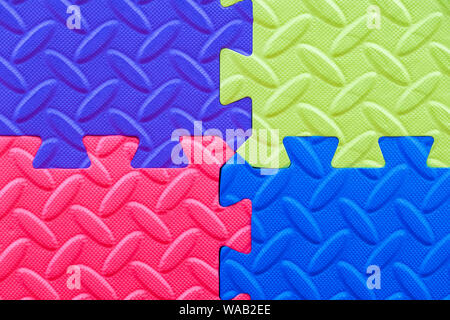 Schiuma di piastrelle di pavimentazione, tappetini, all'interno di una sala giochi, kindergarten scuola o palestra. Uso potenziale come uno sfondo colorato con spazio di copia Foto Stock