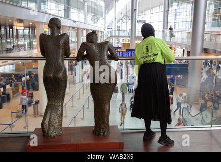 Aeroporto di Copenhagen, il personale e le statue che si affaccia sulla area check in, terminale 3, l'aeroporto di Copenaghen, Copenaghen, Danimarca Scandinavia Europa Foto Stock