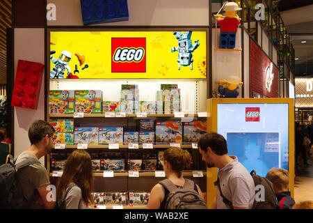 Lego Danimarca - persone che acquistano lego presso un negozio lego, l'aeroporto di Copenaghen, Copenaghen, Danimarca Scandinavia Foto Stock