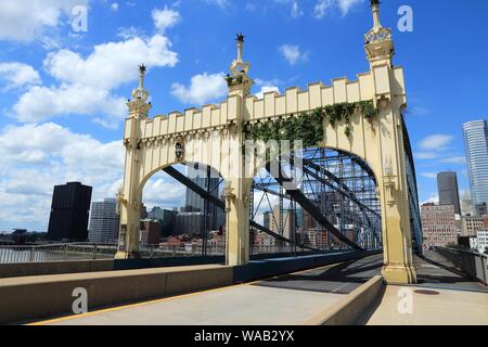 Pittsburgh skyline della città visto da di Smithfield Street Bridge. Foto Stock