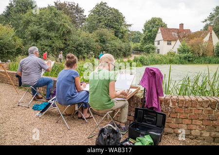 Artisti pittura Willy Lott's house presso il National Trust è Flatford Mill reso famoso dalla artista John Constable 1776 -1837, Suffolk, Inghilterra, Regno Unito Foto Stock