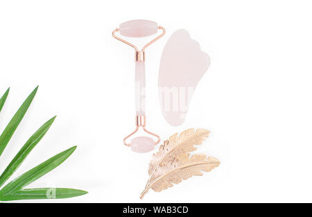 Rullo di giada per il massaggio del viso. Rosa gua sha massaggiatore viso strumenti. Anti Age, sollevamento e trattamento tonificante Foto Stock